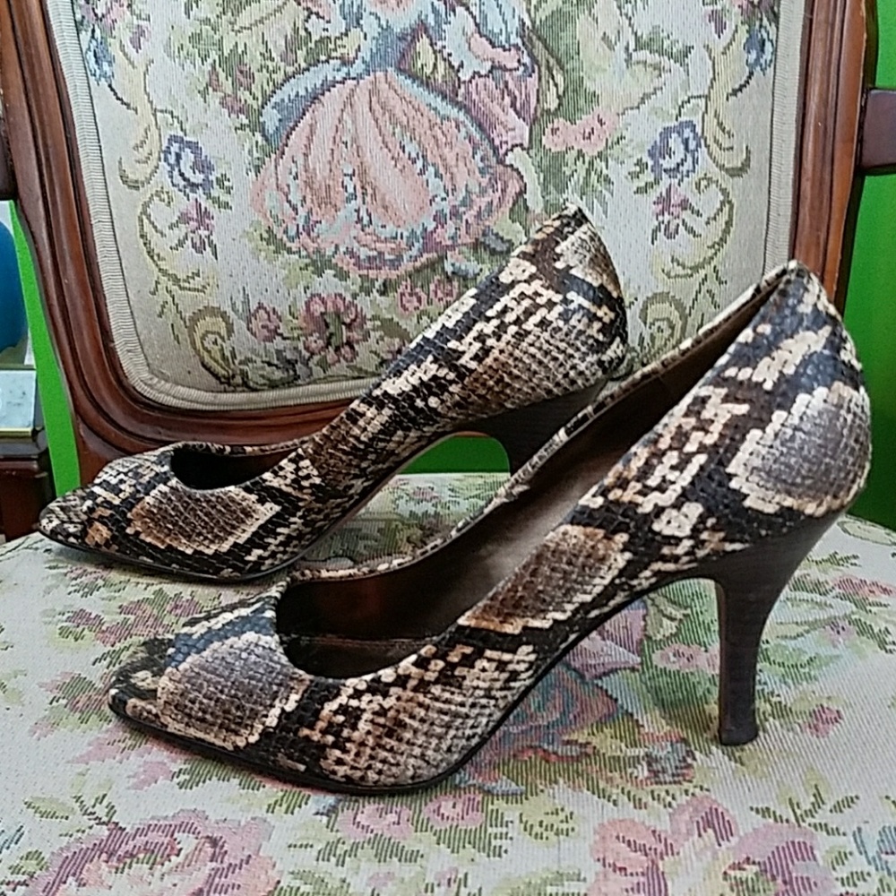 Tahari RIDDLE Heels - Picture 6 of 8